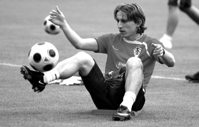 狼队14轮仅积2分排名英超垫底，上赛季曾双杀曼联